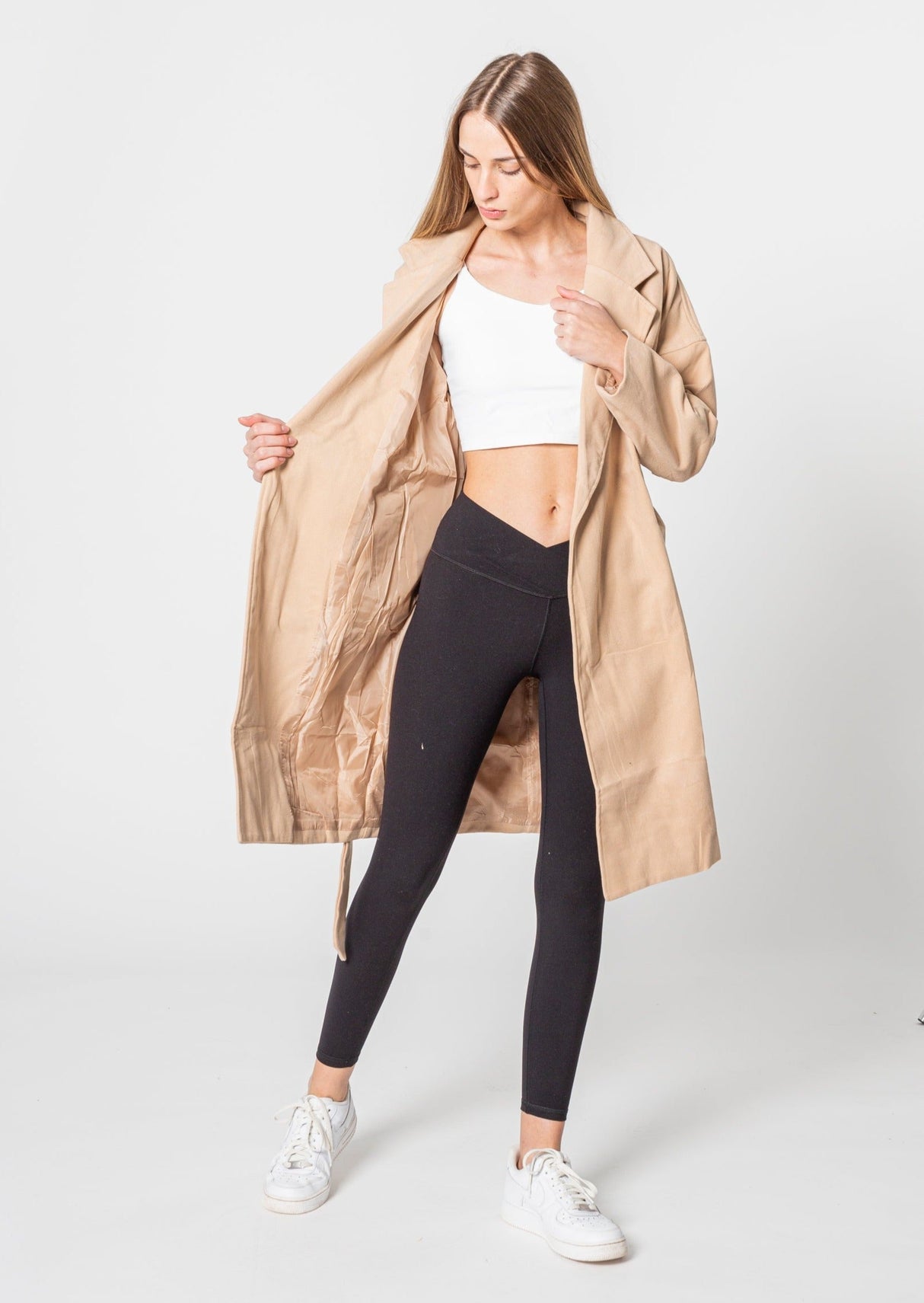 Trencz w Kolorze Brzoskwiniowym – Miękki, Kobiecy i Stylowy