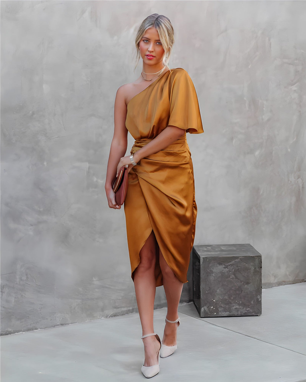 Elegancka sukienka midi o glamourowym kroju