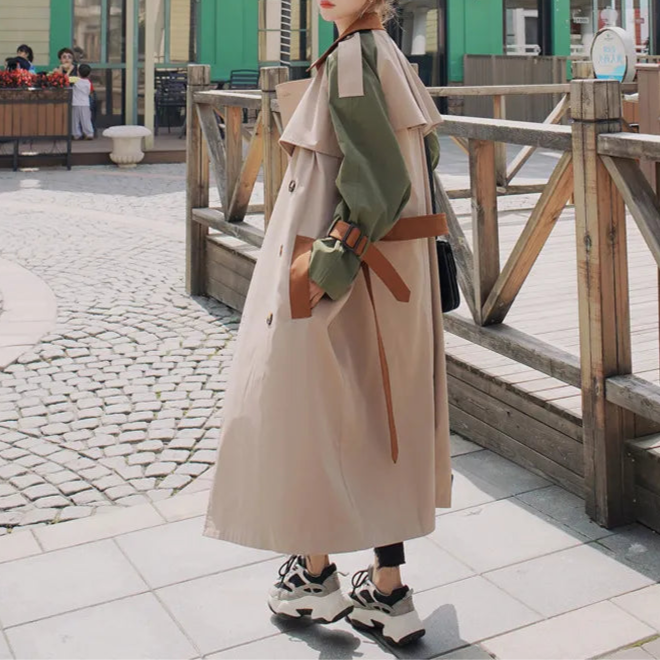 Stylowy Trencz – Z Paskiem w Talii i Kontrastowymi Detalami