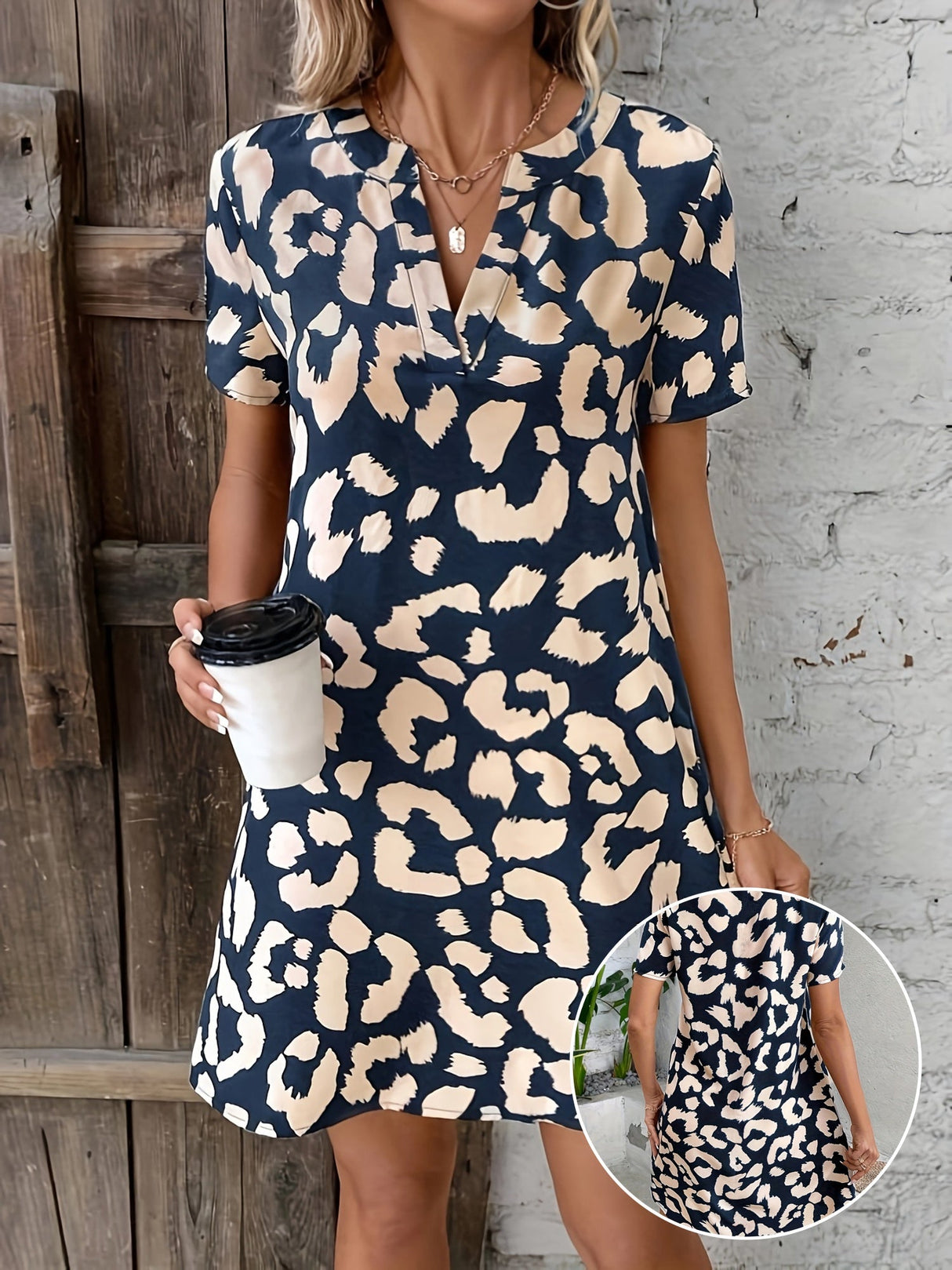 Elegancka Letnia Sukienka Midi w Panterkę z Dekoltem V i Krótkimi Rękawami