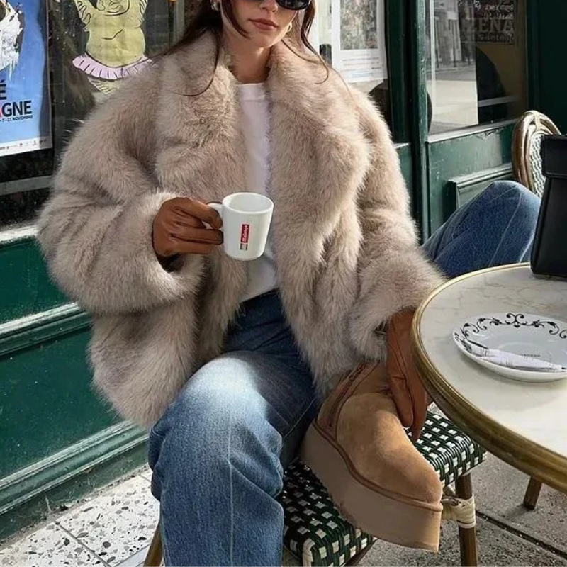 Damska Miękka Kurtka Zimowa – Elegancka Krótka Kurtka ze Sztucznego Futra