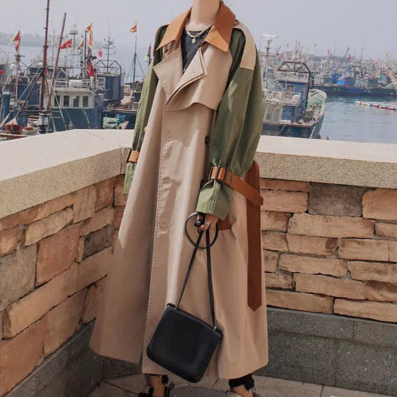 Stylowy Trencz – Z Paskiem w Talii i Kontrastowymi Detalami