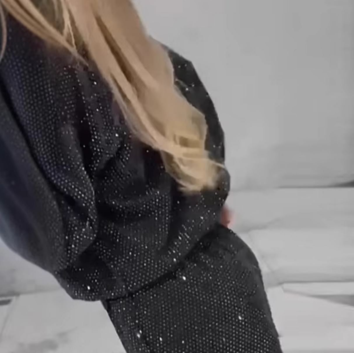 Damski Błyszczący Dwuczęściowy Zestaw – Sweter z Okrągłym Dekoltem i Spodnie