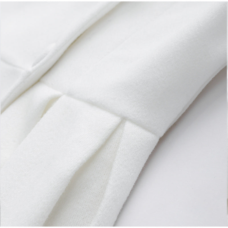 Elegancki długi płaszcz damski – stylowy płaszcz z rozcięciem i paskiem