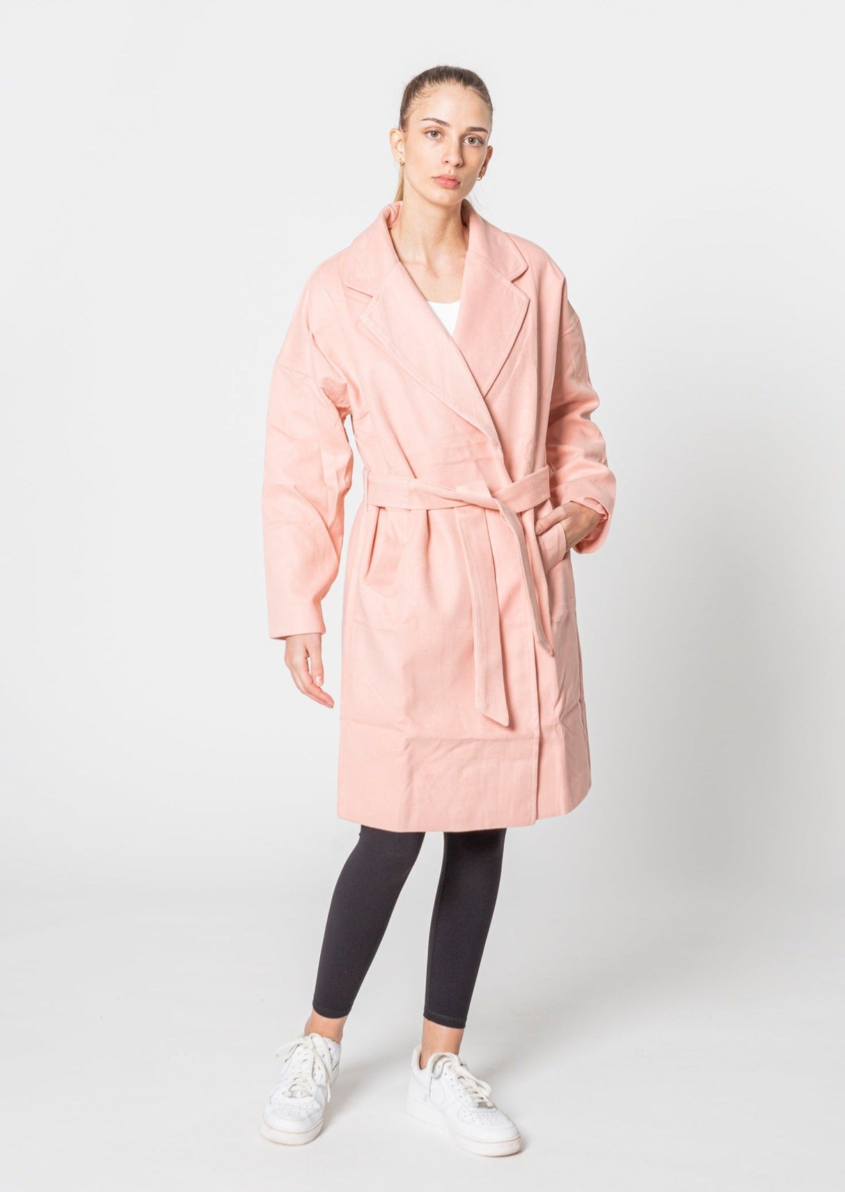 Trencz w Kolorze Brzoskwiniowym – Miękki, Kobiecy i Stylowy