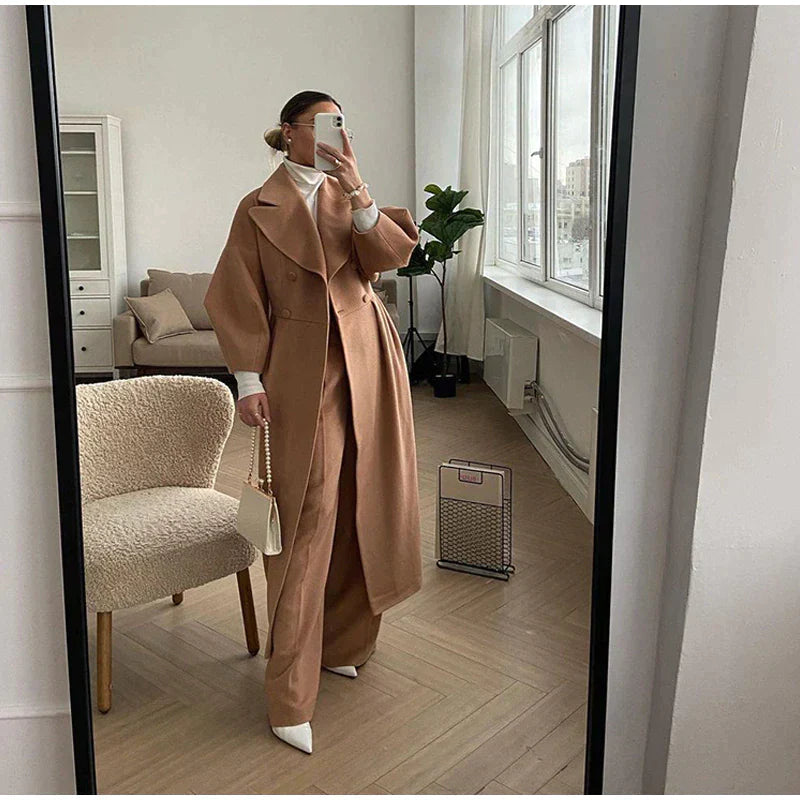 Elegancki długi płaszcz damski – stylowy płaszcz z rozcięciem i paskiem