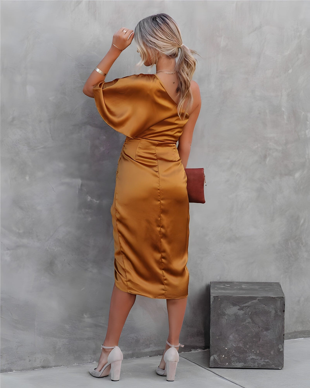 Elegancka sukienka midi o glamourowym kroju