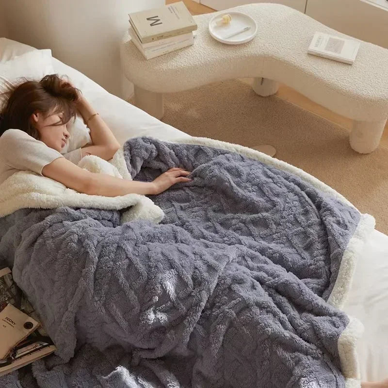 Gruby zimowy koc z wełny jagnięcej – maksymalne ciepło i komfort