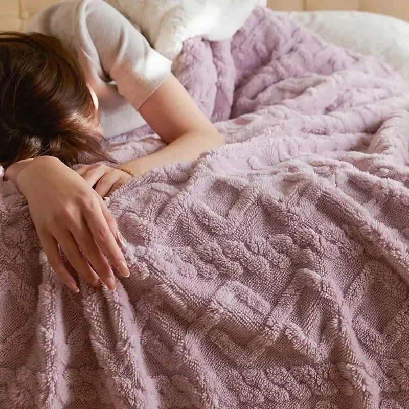 Gruby zimowy koc z wełny jagnięcej – maksymalne ciepło i komfort