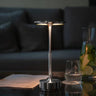 Minimalistyczna Lampa Stołowa z Ciepłym Światłem i Eleganckim Designem