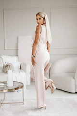 Elegancki kombinezon damski z dekoltem w kształcie V i paskiem