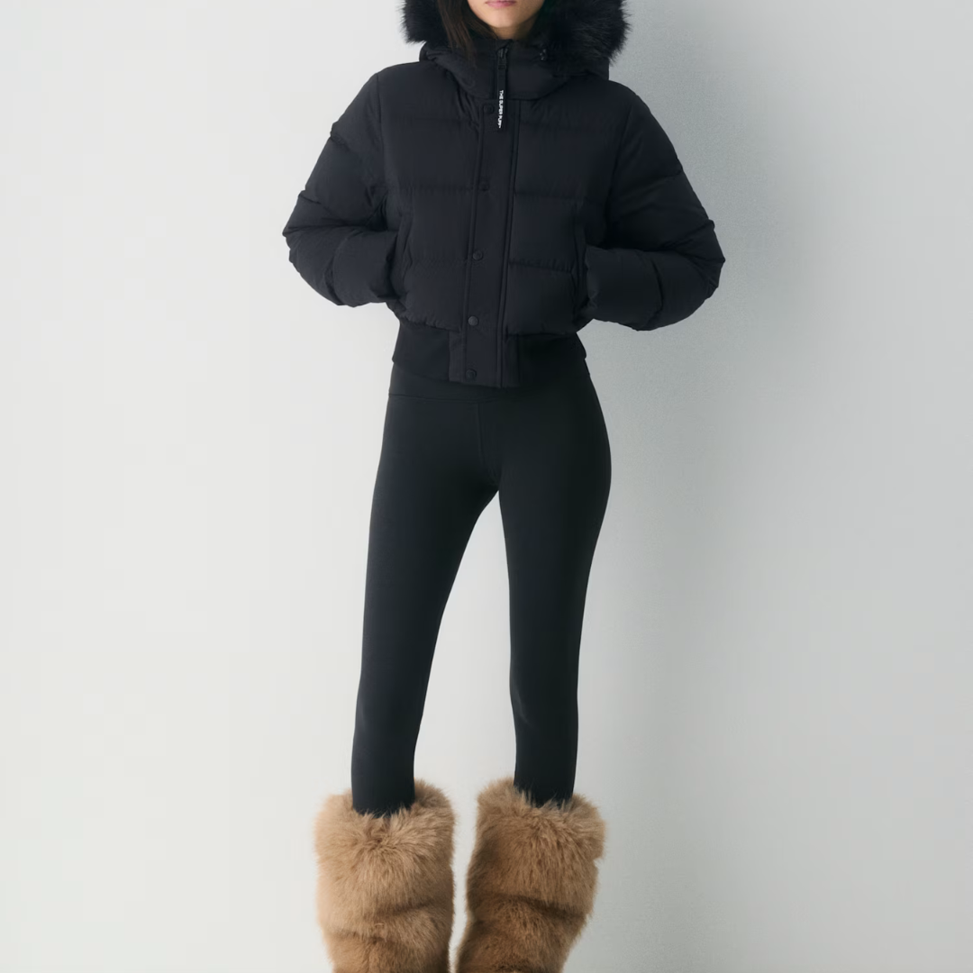 Damska kurtka puchowa z kapturem i krótkim krojem