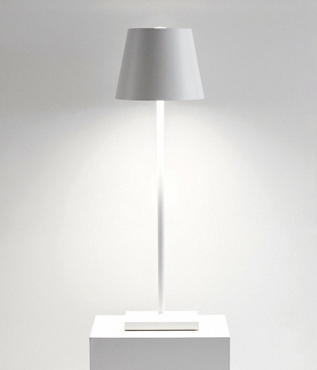 Minimalistyczna Wysoka Lampa Stołowa z Ciepłym Światłem LED