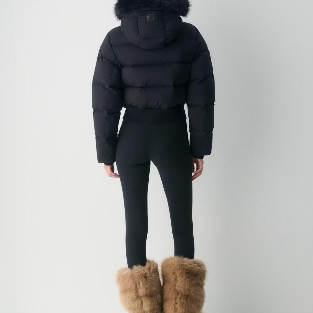 Damska kurtka puchowa z kapturem i krótkim krojem