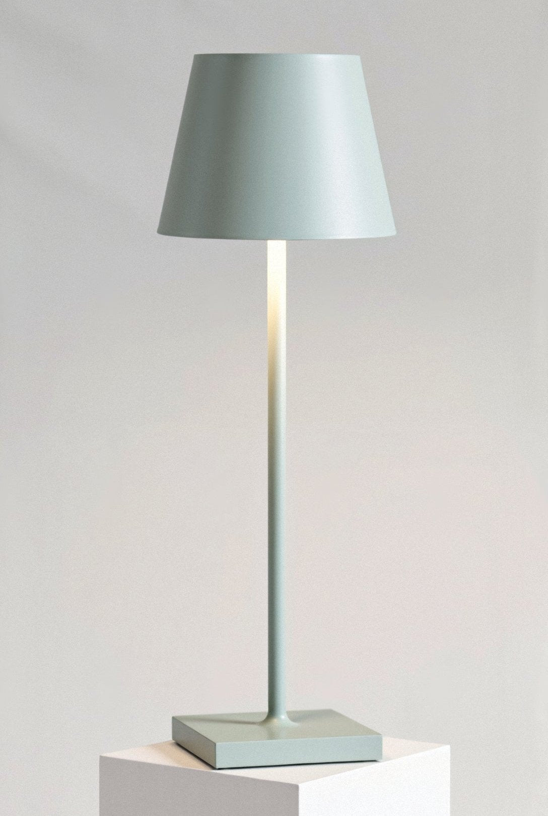 Minimalistyczna Wysoka Lampa Stołowa z Ciepłym Światłem LED