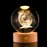 3D Kryształowa Lampa LED – Dekoracyjna Kula Świetlna z Drewnianą Podstawą