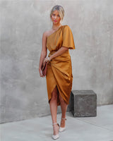 Elegancka sukienka midi o glamourowym kroju