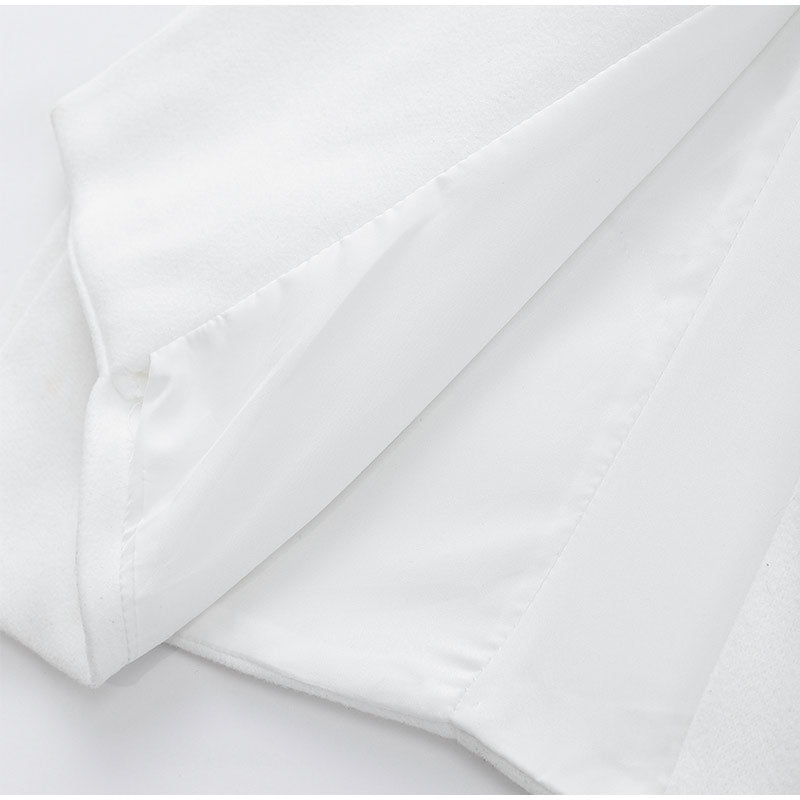 Elegancki długi płaszcz damski – stylowy płaszcz z rozcięciem i paskiem