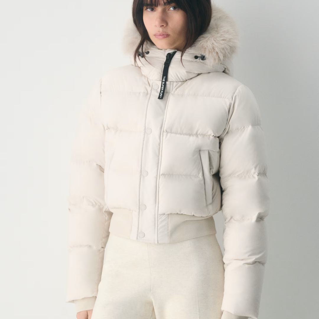 Damska kurtka puchowa z kapturem i krótkim krojem
