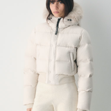 Damska kurtka puchowa z kapturem i krótkim krojem