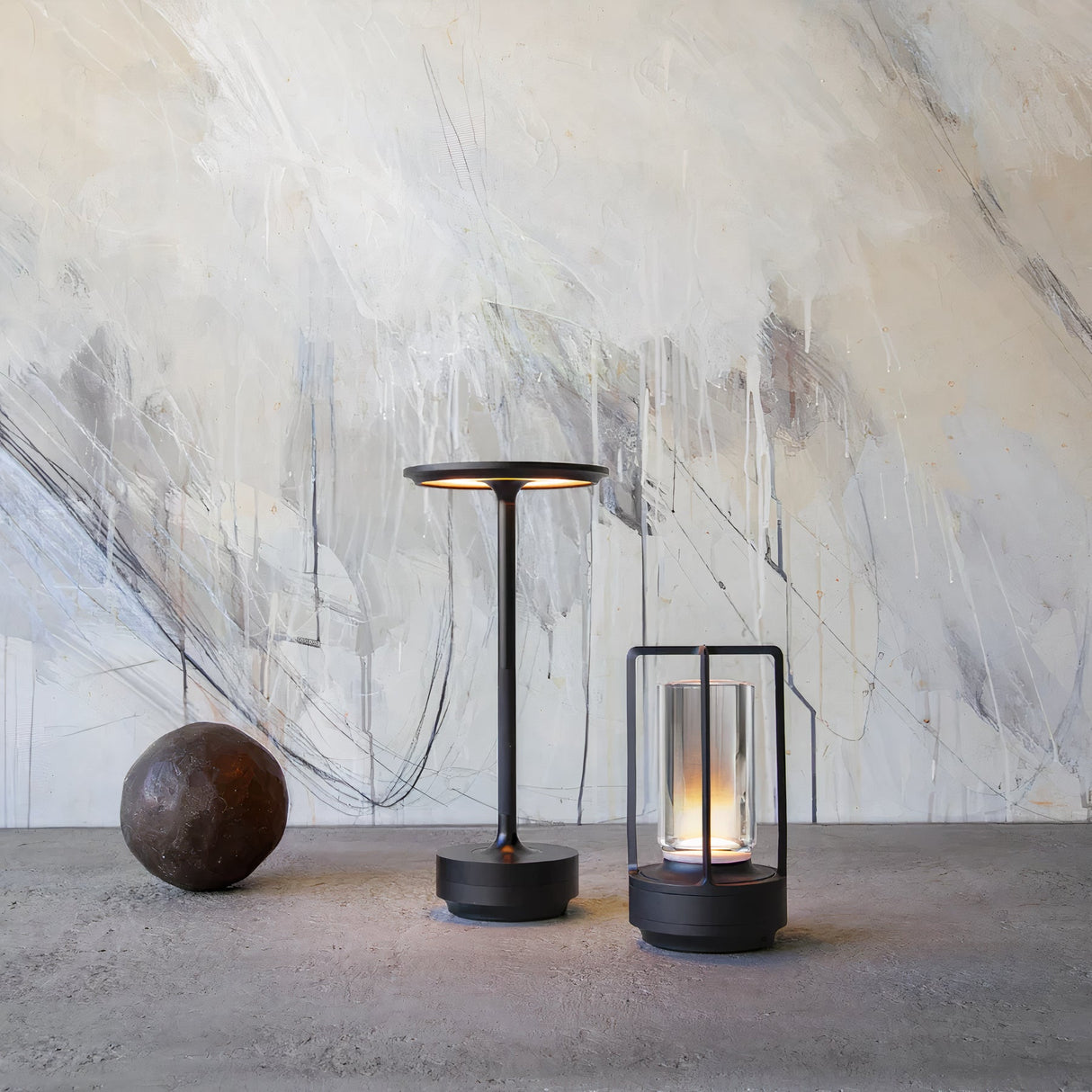 Minimalistyczna Lampa Stołowa z Ciepłym Światłem i Eleganckim Designem