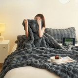 Puszysty luksusowy koc – Ciepły i stylowy pled na każdą porę roku