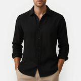 Męska koszula z klasycznym kołnierzykiem i zapięciem na guziki