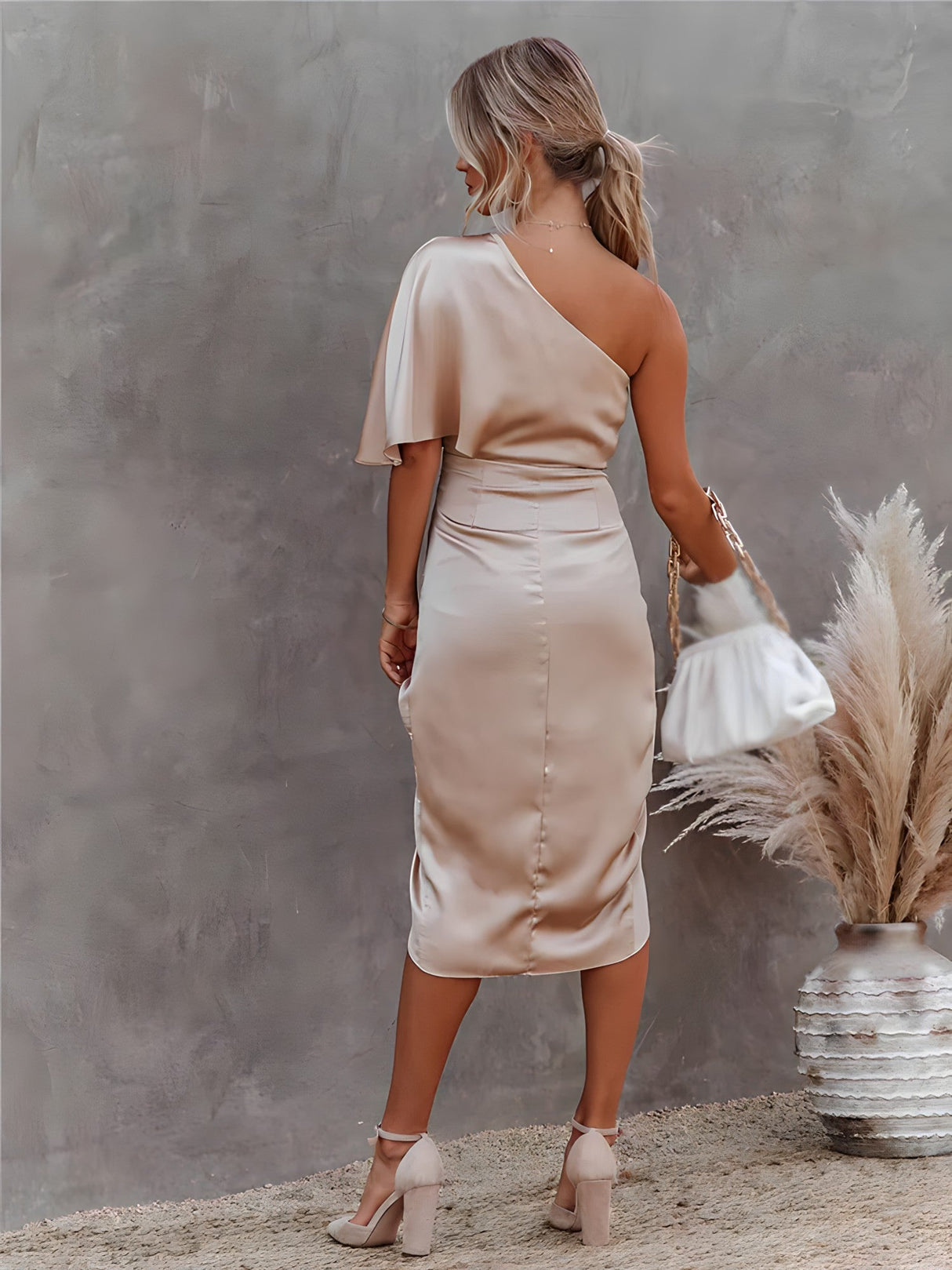 Elegancka sukienka midi o glamourowym kroju