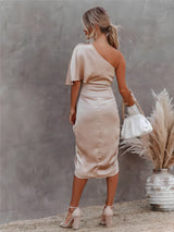 Elegancka sukienka midi o glamourowym kroju