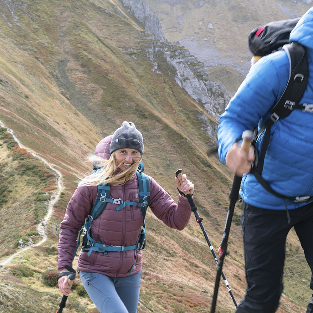 Damska kurtka ocieplana – z materiału z recyklingu, lekka i wodoodporna