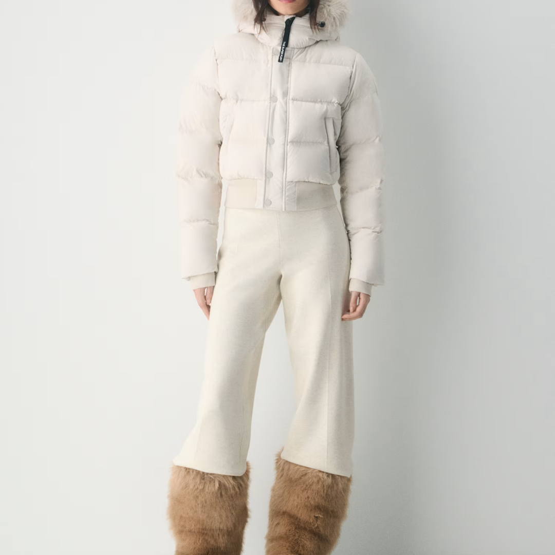 Damska kurtka puchowa z kapturem i krótkim krojem