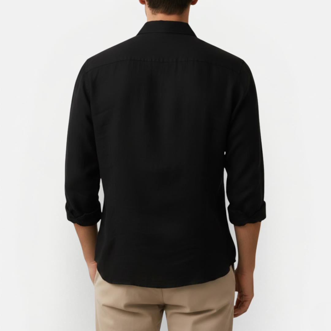 Męska koszula z klasycznym kołnierzykiem i zapięciem na guziki