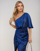Elegancka sukienka midi o glamourowym kroju