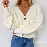 Oversizowany kardigan damski – dzianinowy sweter z dekoltem w serek i guzikami