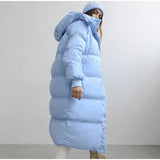 Długa damska zimowa kurtka z kapturem – ciepła, wiatroszczelna i modna