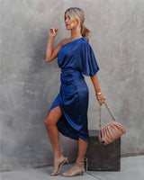 Elegancka sukienka midi o glamourowym kroju