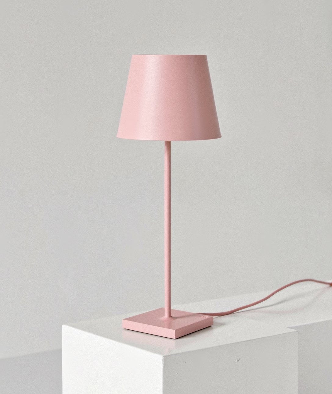 Minimalistyczna Wysoka Lampa Stołowa z Ciepłym Światłem LED