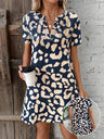 Elegancka Letnia Sukienka Midi w Panterkę z Dekoltem V i Krótkimi Rękawami