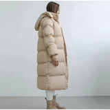 Długa damska zimowa kurtka z kapturem – ciepła, wiatroszczelna i modna