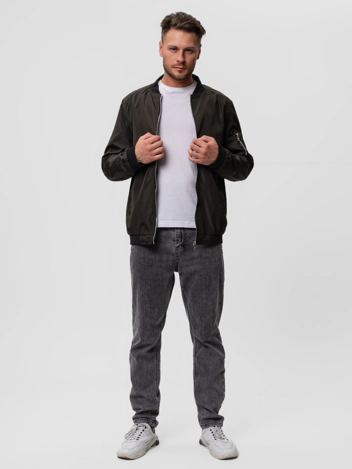 Czarna męska kurtka bomberka z zamkiem i elastycznymi ściągaczami