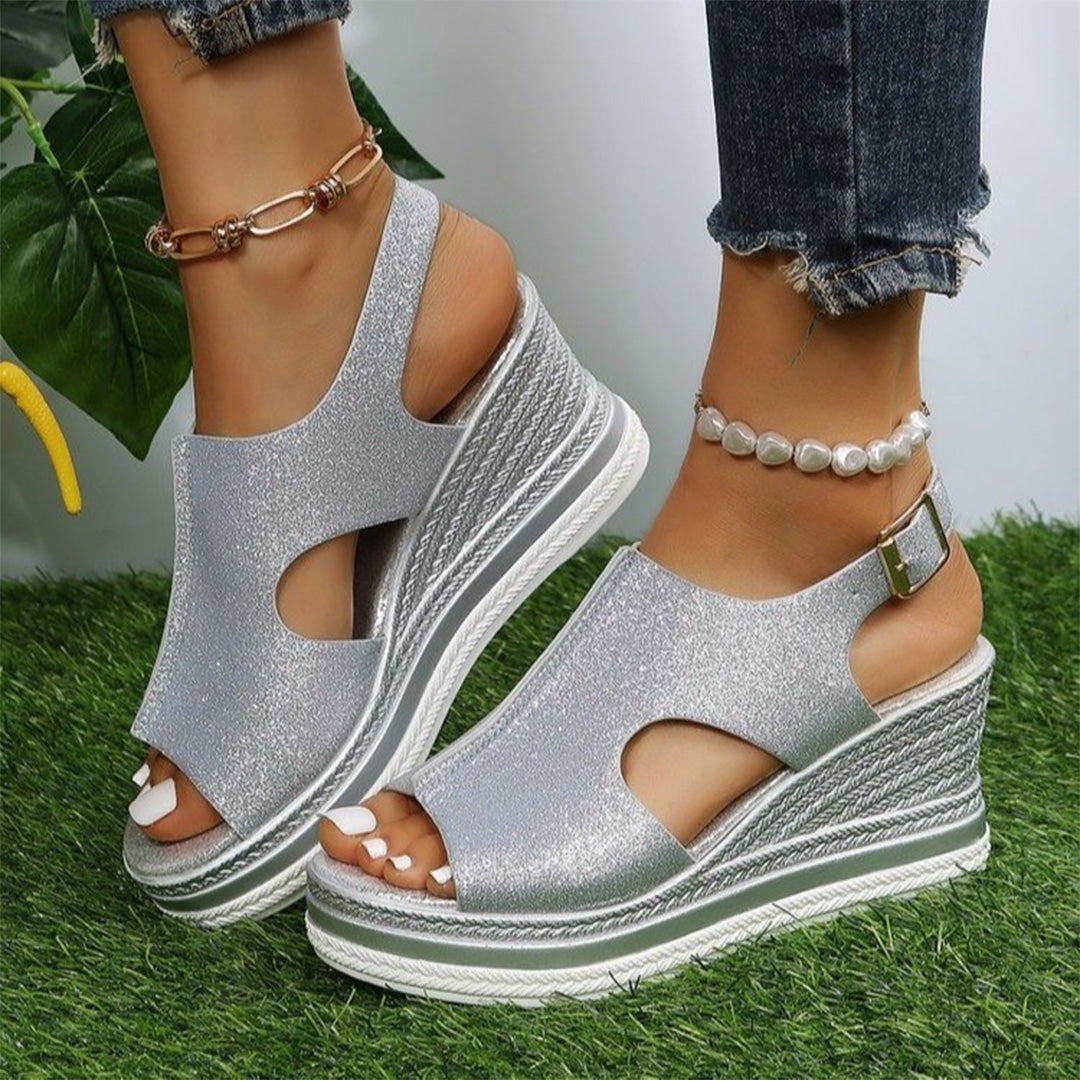 Trendy Letnie Sandały na Koturnie z Brokatem