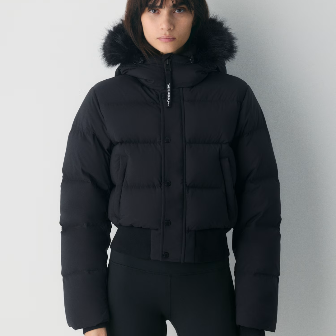 Damska kurtka puchowa z kapturem i krótkim krojem