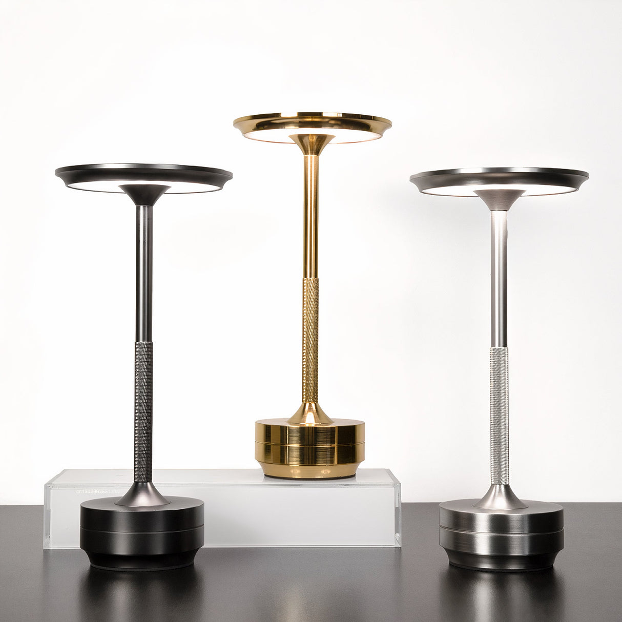 Minimalistyczna Lampa Stołowa z Ciepłym Światłem i Eleganckim Designem