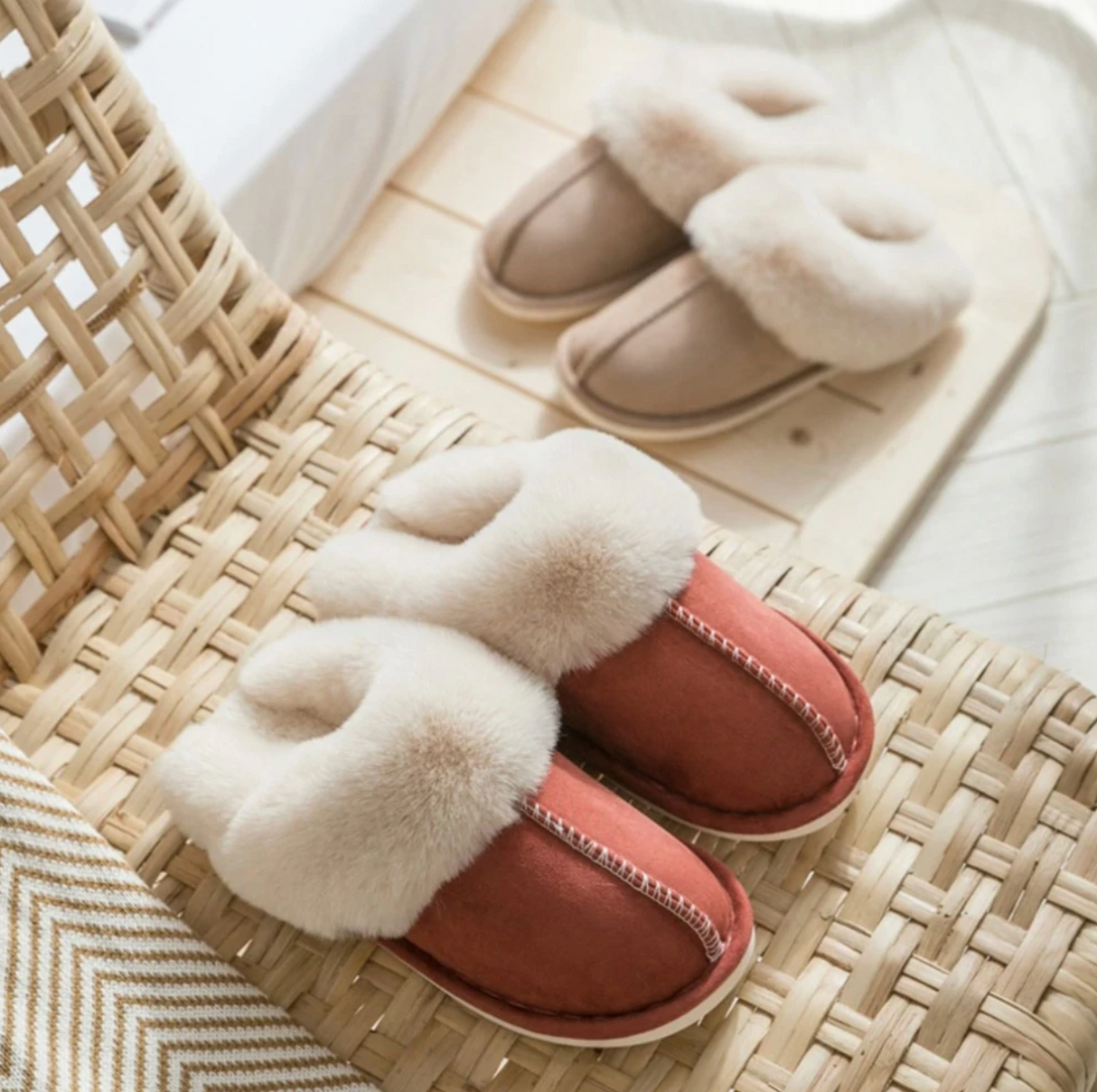 Damskie puszyste kapcie – ciepłe miękkie zimowe pantofle