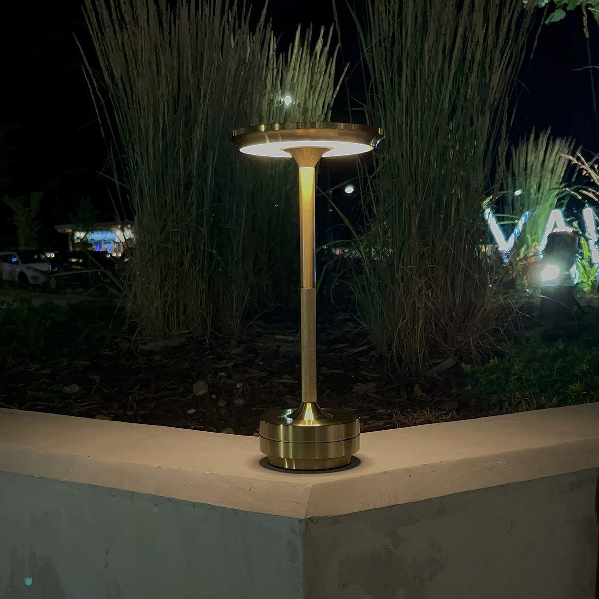 Minimalistyczna Lampa Stołowa z Ciepłym Światłem i Eleganckim Designem