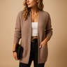 Długi damski kardigan z dekoltem w serek i kieszeniami dla codziennego komfortu
