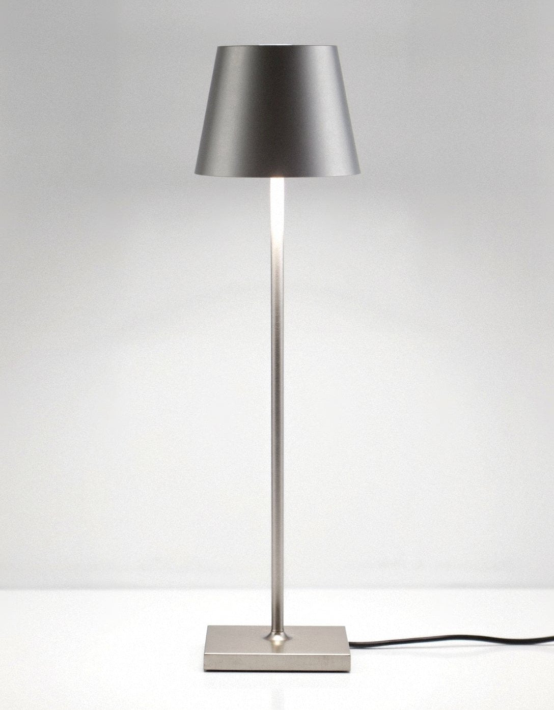 Minimalistyczna Wysoka Lampa Stołowa z Ciepłym Światłem LED