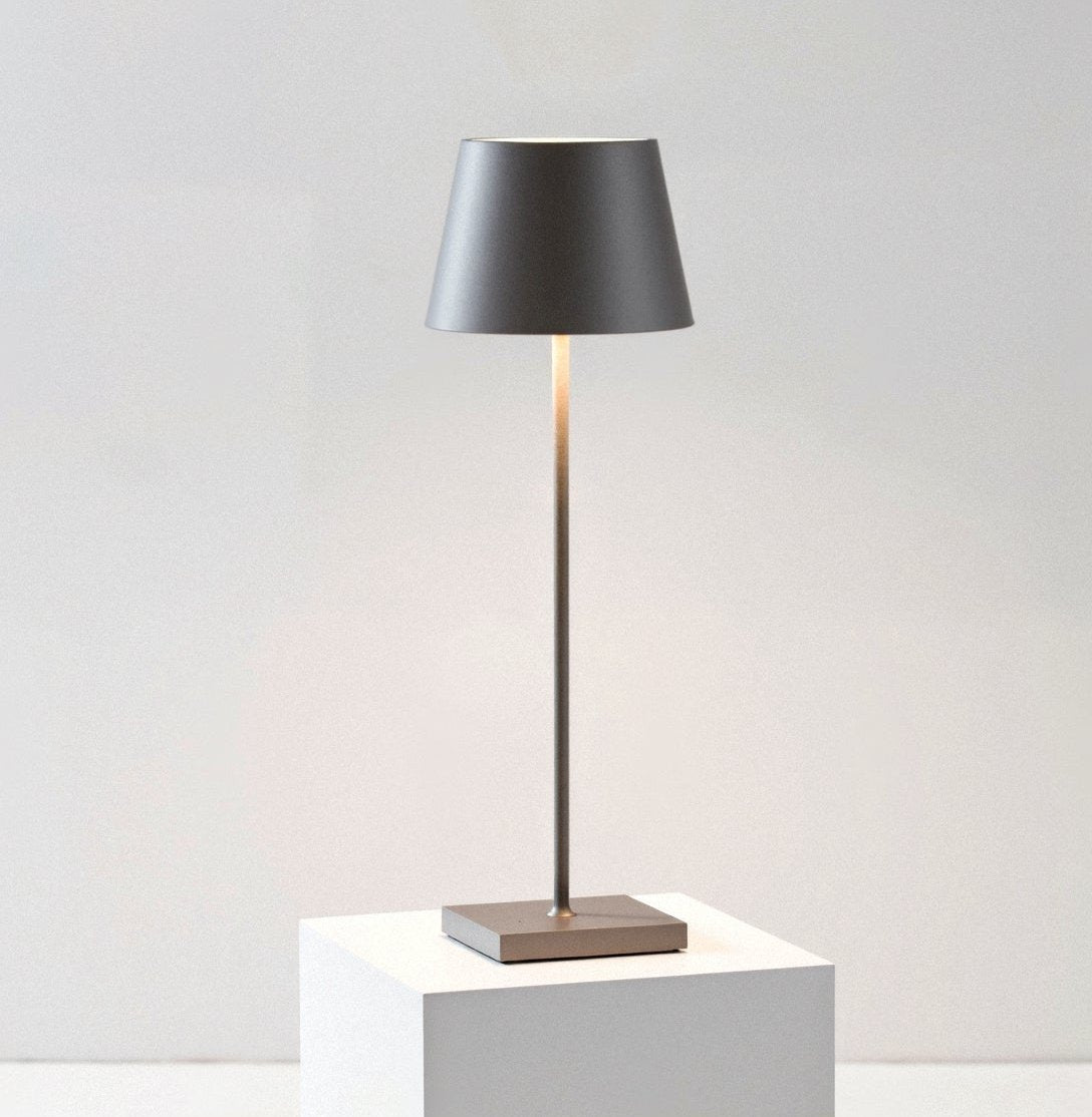 Minimalistyczna Wysoka Lampa Stołowa z Ciepłym Światłem LED