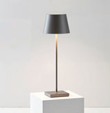 Minimalistyczna Wysoka Lampa Stołowa z Ciepłym Światłem LED