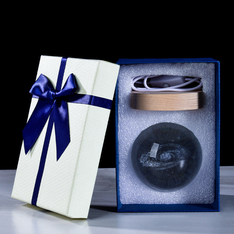 3D Kryształowa Lampa LED – Dekoracyjna Kula Świetlna z Drewnianą Podstawą